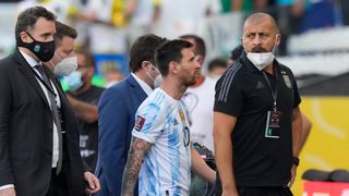 Zásah přímo na hřišti. Policie naháněla argentinské fotbalisty