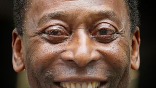 Pelé po měsíci opustil nemocnici. Čeká ho chemoterapie