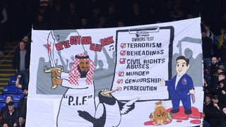 Terorismus a popravy. Fanoušci kritizovali Premier League za prodej Newcastlu saúdskoarabskému fondu