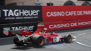 Nešika Leclerc? V Monaku rozbil historické Ferrari Nikiho Laudy