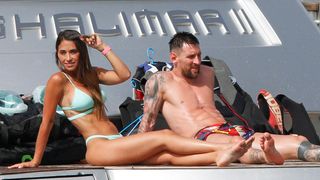 Zaskočený Lionel Messi zdravil své fanoušky přímo z bazénu