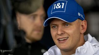 Zachránil si Schumacher krk? Na okruhu Silverstone ukončil čekání na body