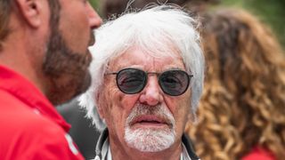 Rytířský titul si nezaslouží, tvrdí o Hamiltonovi Bernie Ecclestone
