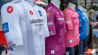 Gayům vstup zakázán? V Maďarsku začalo Giro d'Italia