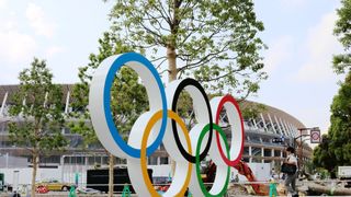 V olympijské vesnici je covid-19. Co se stane teď?