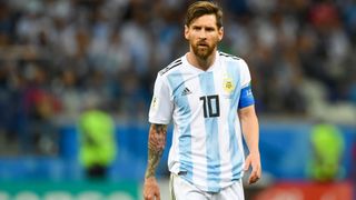 Přestaňte se už otírat o Lionela, vzkázal do Barcelony Messiho otec