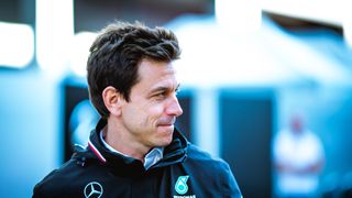 Polarizující událost, vrací se šéf Mercedesu k havárii Hamiltona s Verstappenem