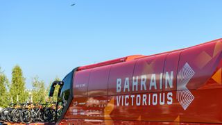 Tour de France: Dopingová razie u týmu Bahrain zajistila podezřelé léky