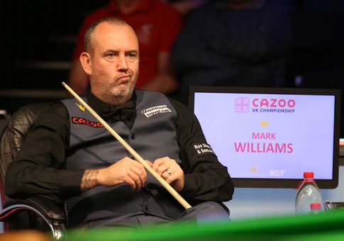 Trojnásobný mistr světa ve snookeru usnul během zápasu. Trapas zachytily kamery