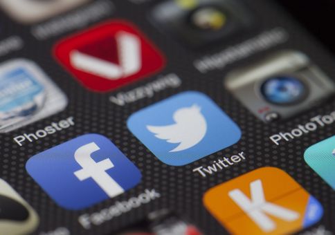 Britský fotbalový fanoušek stane před soudem za rasismus a výhrůžky na Twitteru