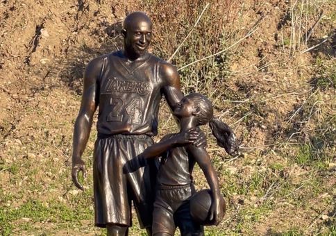 Kobe Bryant se dočkal sochy. Objevila se na místě tragické havárie