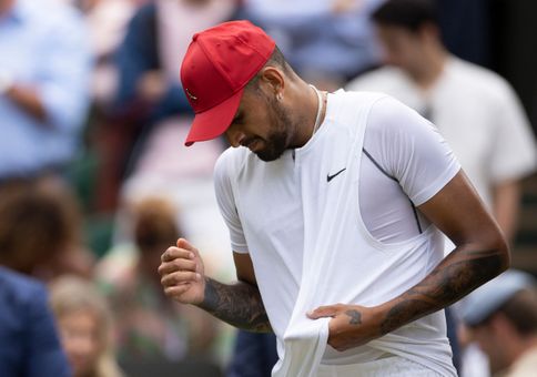 Wimbledon v červeném outfitu. Dělám si, co chci, provokuje Nick Kyrgios