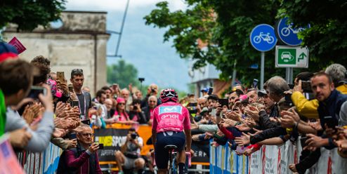 Hurá, Giro zmoudřelo! Cyklisté můžou házet bidony fanouškům