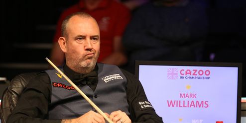 Trojnásobný mistr světa ve snookeru usnul během zápasu. Trapas zachytily kamery