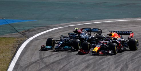 Válka slov. Souboj mezi Mercedesem a Red Bullem pokračuje