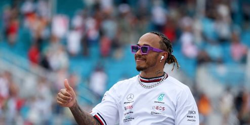 Nesundáš piercing? Přijdou pokuty, slibuje Hamiltonovi šéf FIA