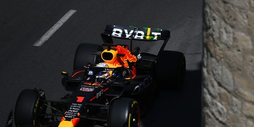 Verstappen se objevil v Baku s třepotajícím se křídlem. Konkurenti protestují