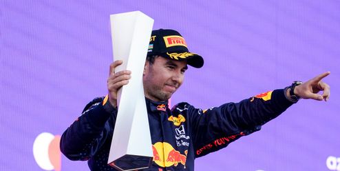 Hamilton ani Verstappen nebodovali. V bláznivém Baku vyhrál Pérez