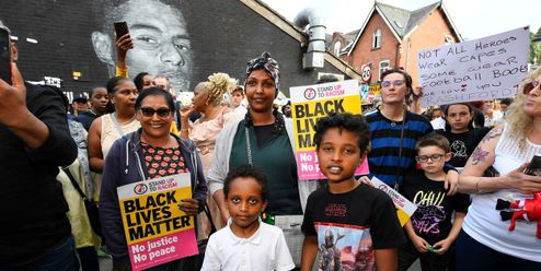 Lidé poklekají na podporu Marcuse Rashforda. Hnutí Black Lives Matter má nové poutní místo