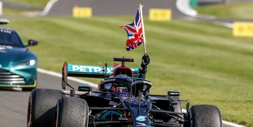 V Silverstone po napínavém průběhu triumfoval Hamilton