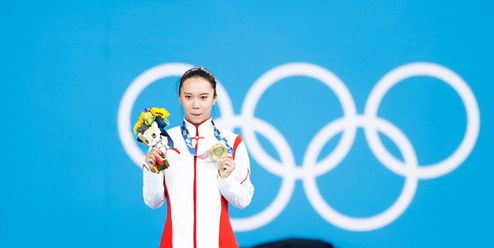 Zlato je ze stříbra? Čínská gymnastka reklamuje svou olympijskou medaili