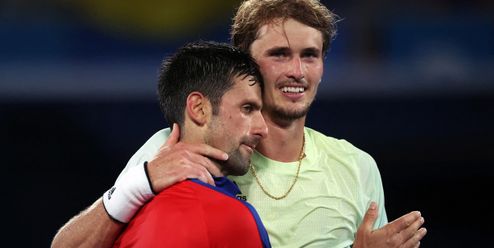 Nešťastný vítěz. Zverev se omlouvá Djokovičovi