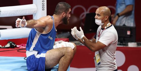 Neodejdu! Francouzský boxer si po diskvalifikaci sedl na kraj ringu a odmítal vstát