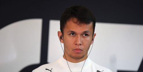 Alex Albon je zpátky v F1! Nahradí Russella u Williamsu