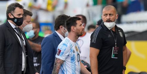 Zásah přímo na hřišti. Policie naháněla argentinské fotbalisty