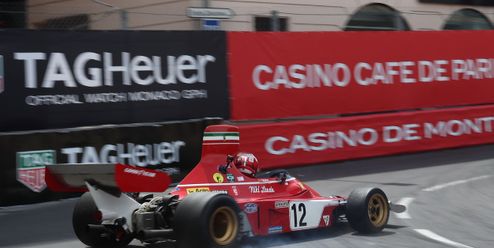 Nešika Leclerc? V Monaku rozbil historické Ferrari Nikiho Laudy
