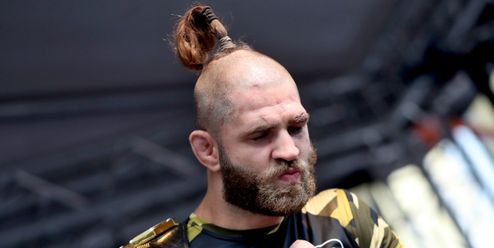 Šampion UFC Procházka šikanuje Prahu, policie jen přihlíží, píší Rusové