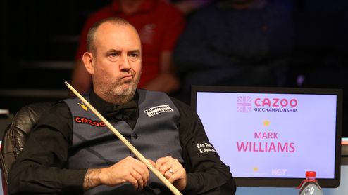 Trojnásobný mistr světa ve snookeru usnul během zápasu. Trapas zachytily kamery