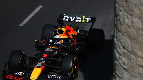 Verstappen se objevil v Baku s třepotajícím se křídlem. Konkurenti protestují