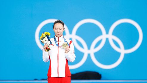 Zlato je ze stříbra? Čínská gymnastka reklamuje svou olympijskou medaili