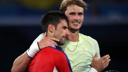 Nešťastný vítěz. Zverev se omlouvá Djokovičovi