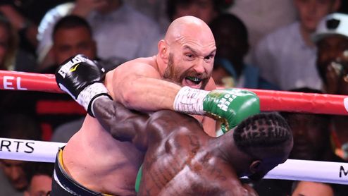 Tyson Fury obhájil titul, Deontay Wilder skončil v nemocnici