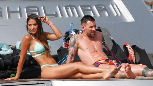 Zaskočený Lionel Messi zdravil své fanoušky přímo z bazénu