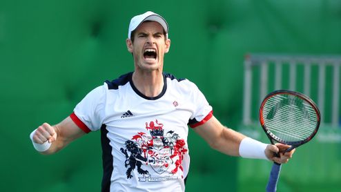 Útěky na toaletu a pláč. Andy Murray znovu hraje na trávě