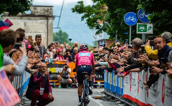 Hurá, Giro zmoudřelo! Cyklisté můžou házet bidony fanouškům