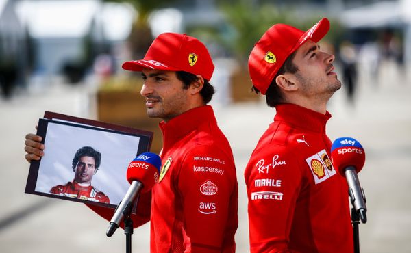 Ferrari předvedlo v Mexiku výměnu jezdců na trati. Ukázali jsme týmového ducha, tvrdí Leclerc