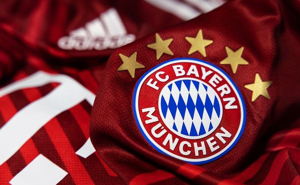 Napětí v Bayernu: Fanoušci už nechtějí katarské aerolinky na dresech, klub ale chce katarské peníze