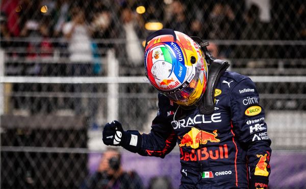 Pérez poprvé vyhrál kvalifikaci, Hamilton předvedl nejhorší výkon za 13 let