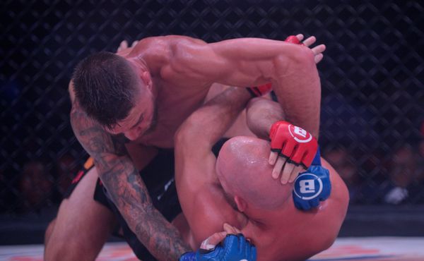 Ukrajinský šampion MMA vytáhl pás mistra světa z trosek domu v Irpině