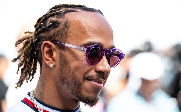 Lewis Hamilton odsoudil bučení svých fanoušků na konkurenta Verstappena