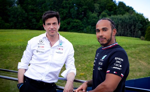 Hamilton podepsal s Mercedesem smlouvu do konce roku 2023