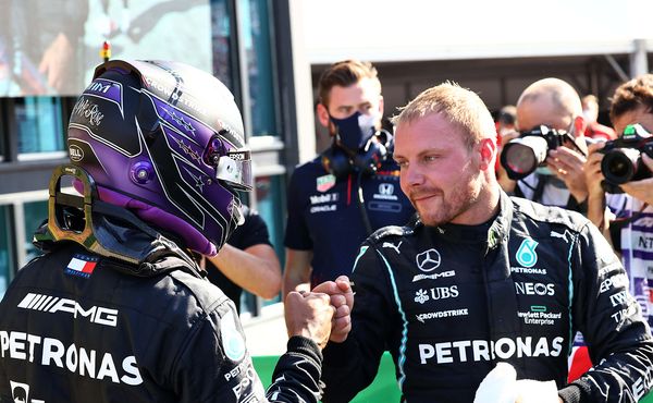 Skvělý člověk a gentleman, loučí se Lewis Hamilton s Valtteri Bottasem