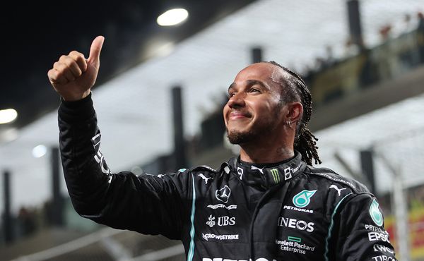 Velkou cenu Abú Dhabí vyhraje Lewis Hamilton. Proč? Protože nemusí