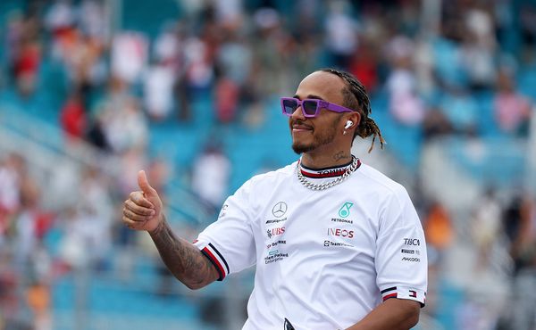 Nesundáš piercing? Přijdou pokuty, slibuje Hamiltonovi šéf FIA