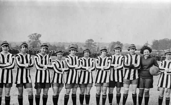 Dick Kerr's Ladies. Vyprodaly stadion a tak je raději zakázali