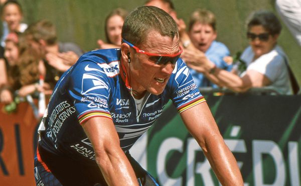 Lance Armstrong dopoval déle, než přiznal dříve. Jde si vážit jeho úspěchů?